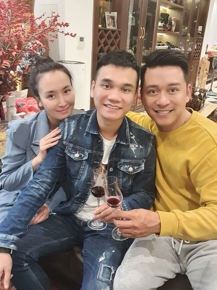 Sao Việt mùng 3 Tết: Sơn Tùng gây 'bão' mạng xã hội với 1 bức ảnh ảnh 6