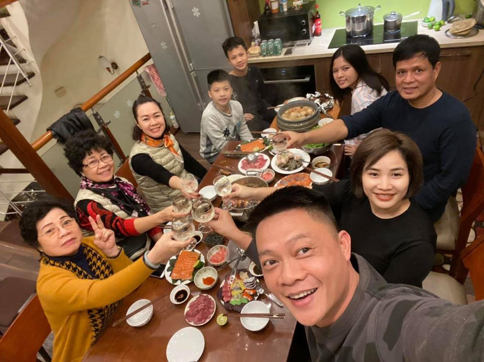 Sao Việt mùng 3 Tết: Sơn Tùng gây 'bão' mạng xã hội với 1 bức ảnh ảnh 9