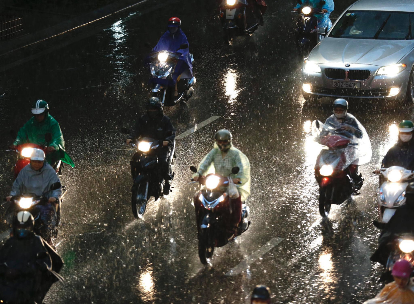 Trời Hà Nội nổi giông lốc mạnh giờ tan tầm ảnh 14