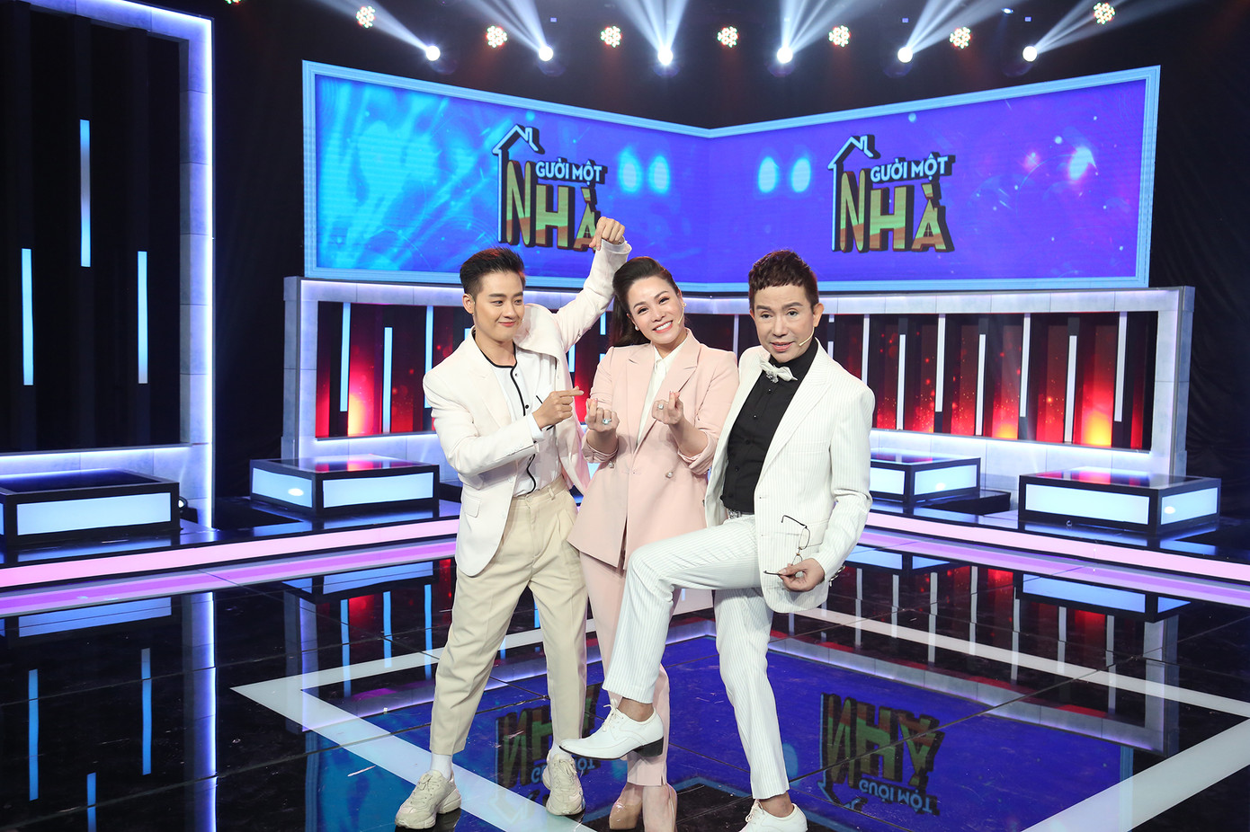 Long Nhật dặm phấn nền liên tục, cạnh tranh nhan sắc với Nhật Kim Anh ảnh 1