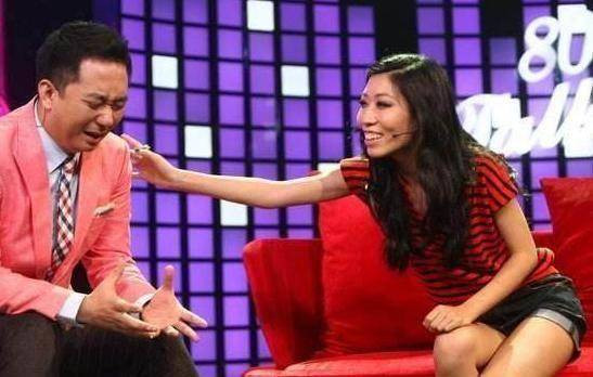 Vương Tự Kiện ẩn ý việc bị bạo lực gia đình trong Tonight 80's Talk Show. Diễn viên kiêm MC truyền hình Trung Quốc bị vợ tát 500 cái, nhập viện 8 lần ảnh 2