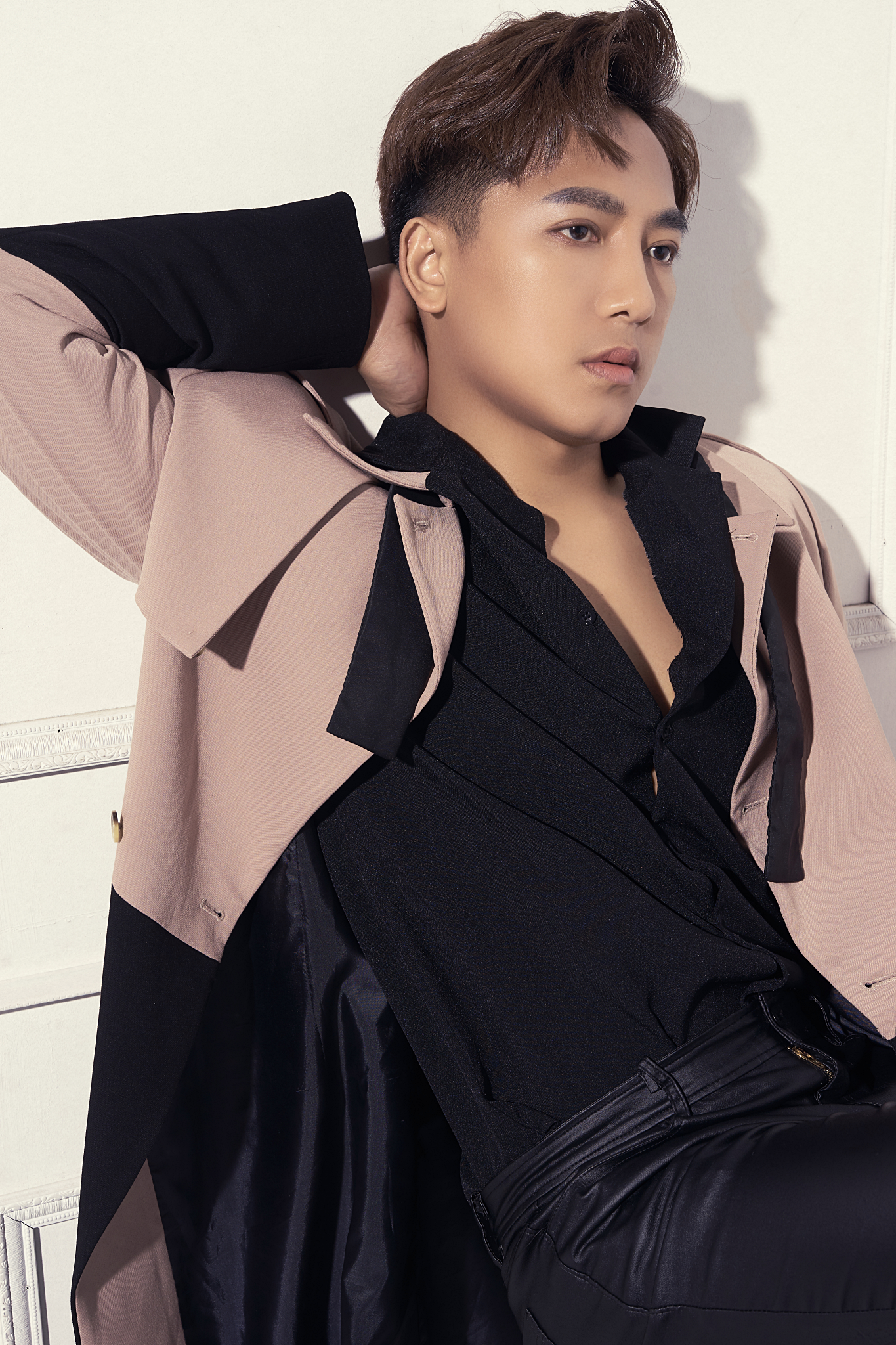 Showbiz 13/4: Châu Khải Phong lần đầu lên tiếng về scandal đánh đập, bỏ rơi vợ con ảnh 1