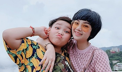 Showbiz 28/3: Cô gái khỏa thân chụp ảnh giữa phố, bất chấp lệnh cấm ra đường vì dịch ảnh 2