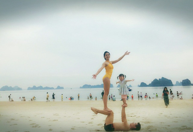 Cặp đôi Yoga Hải Phòng trình diễn điệu nghệ trên con đường hoa phượng vĩ ảnh 8