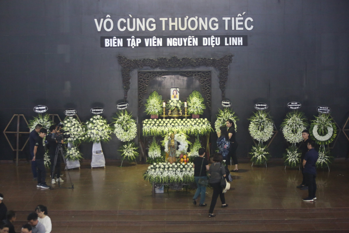 Đám tang phủ toàn hoa trắng của MC Thể thao Diệu Linh ảnh 16