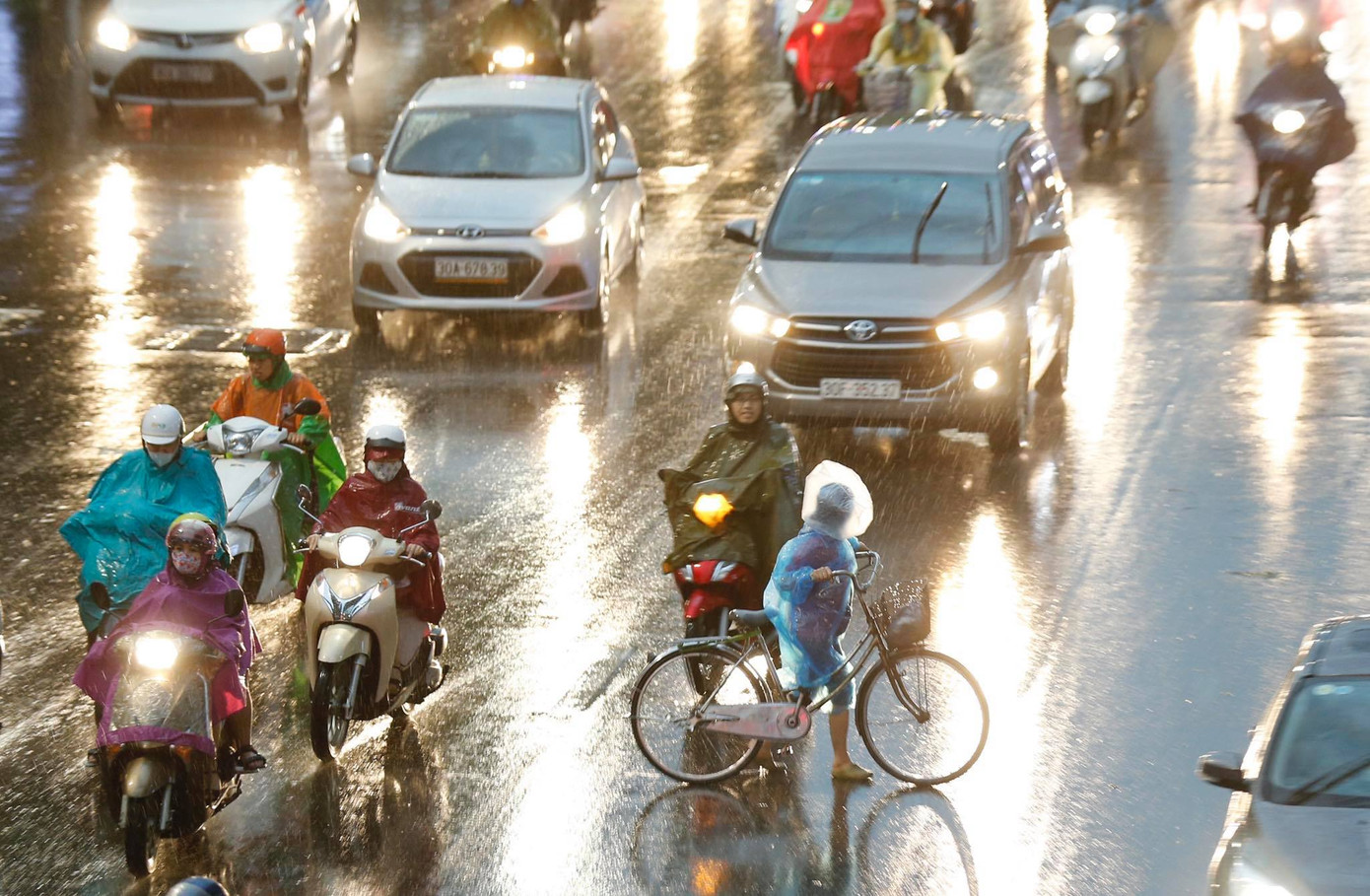 Trời Hà Nội nổi giông lốc mạnh giờ tan tầm ảnh 16