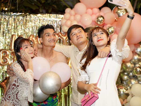 Bạn gái Mạc Văn Khoa mặc váy xẻ gợi cảm trong tiệc sinh nhật ảnh 5