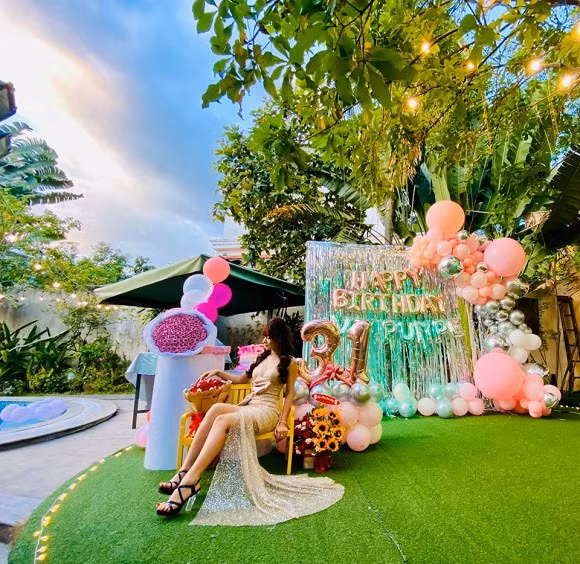 Bạn gái Mạc Văn Khoa mặc váy xẻ gợi cảm trong tiệc sinh nhật ảnh 3