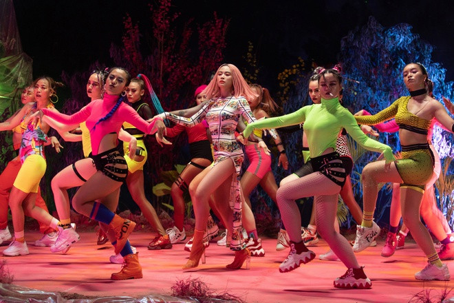 Bị cho mặc áo dài không quần phản cảm, Hoàng Thuỳ Linh gây tranh cãi ảnh 3