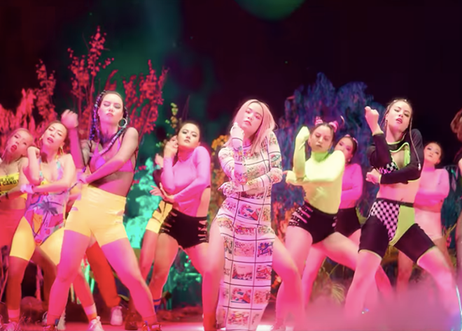 Bị cho mặc áo dài không quần phản cảm, Hoàng Thuỳ Linh gây tranh cãi ảnh 2