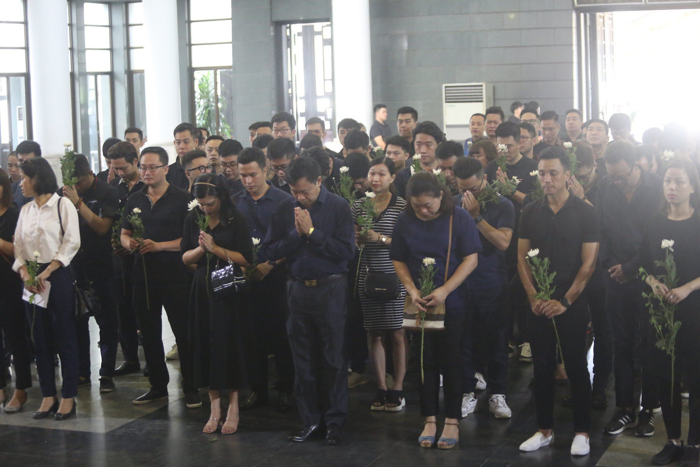 Đám tang phủ toàn hoa trắng của MC Thể thao Diệu Linh ảnh 5