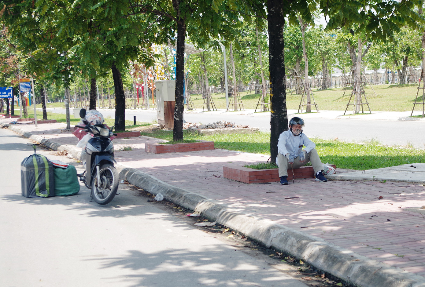 Muôn kiểu chống chọi nắng nóng như 'đổ lửa' của người lao động Hà Nội ảnh 2