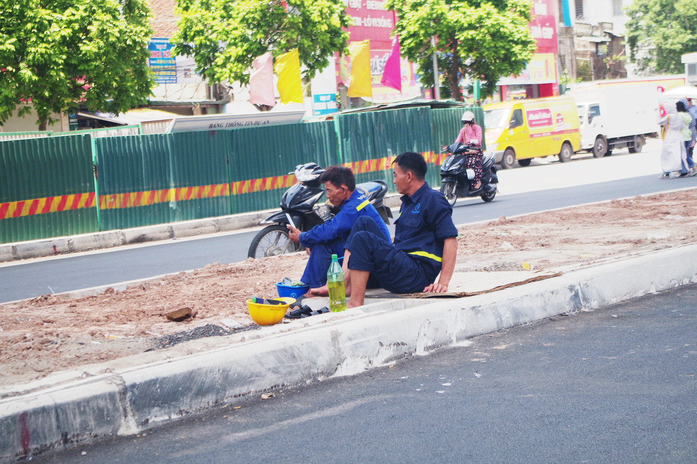 Muôn kiểu chống chọi nắng nóng như 'đổ lửa' của người lao động Hà Nội ảnh 8