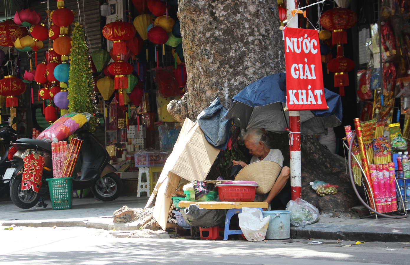 Muôn kiểu chống chọi nắng nóng như 'đổ lửa' của người lao động Hà Nội ảnh 10