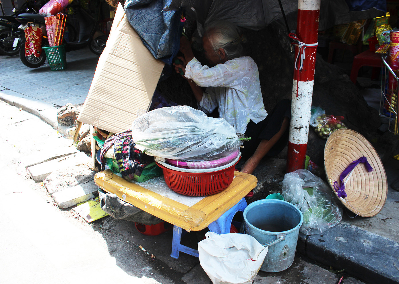 Muôn kiểu chống chọi nắng nóng như 'đổ lửa' của người lao động Hà Nội ảnh 9