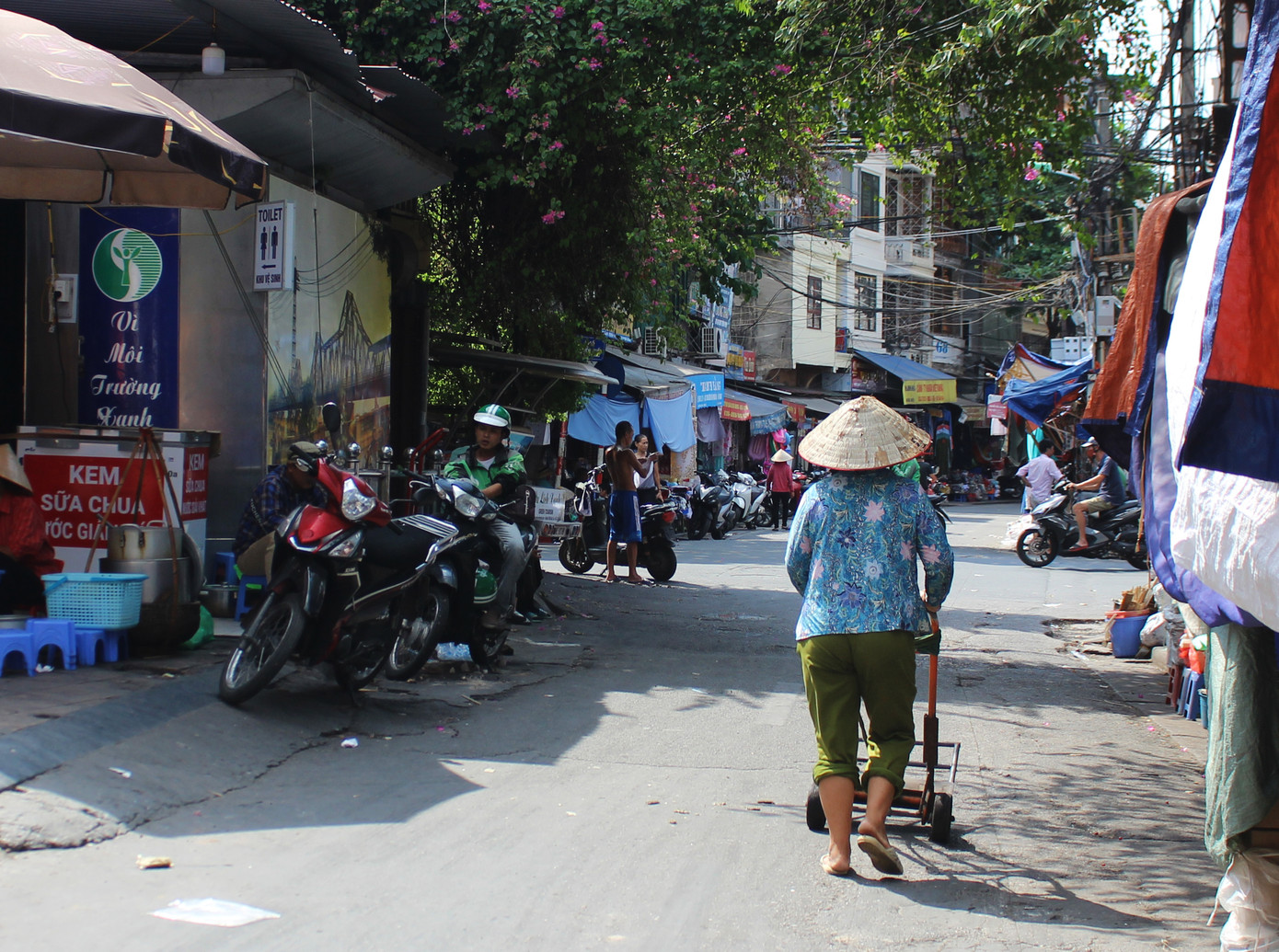 Muôn kiểu chống chọi nắng nóng như 'đổ lửa' của người lao động Hà Nội ảnh 15