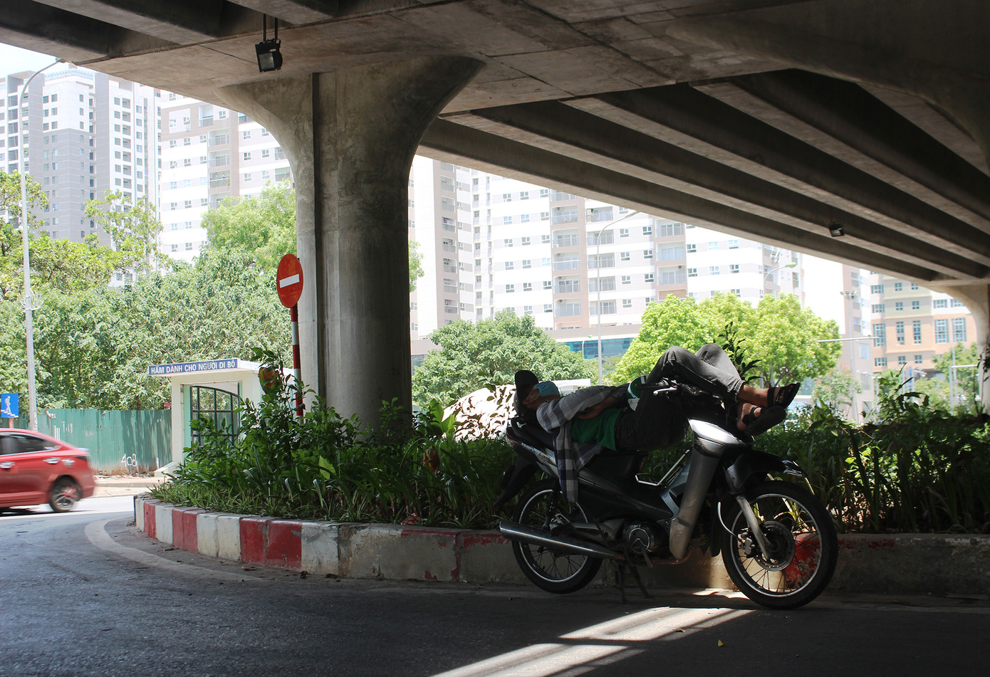 Muôn kiểu chống chọi nắng nóng như 'đổ lửa' của người lao động Hà Nội ảnh 7