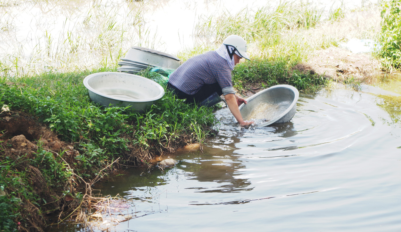 Muôn kiểu chống chọi nắng nóng như 'đổ lửa' của người lao động Hà Nội ảnh 3