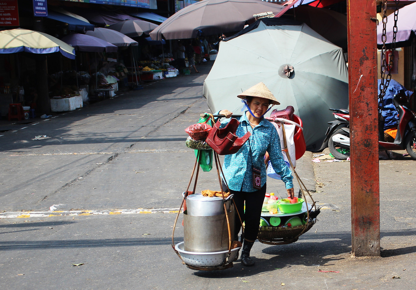 Muôn kiểu chống chọi nắng nóng như 'đổ lửa' của người lao động Hà Nội ảnh 21