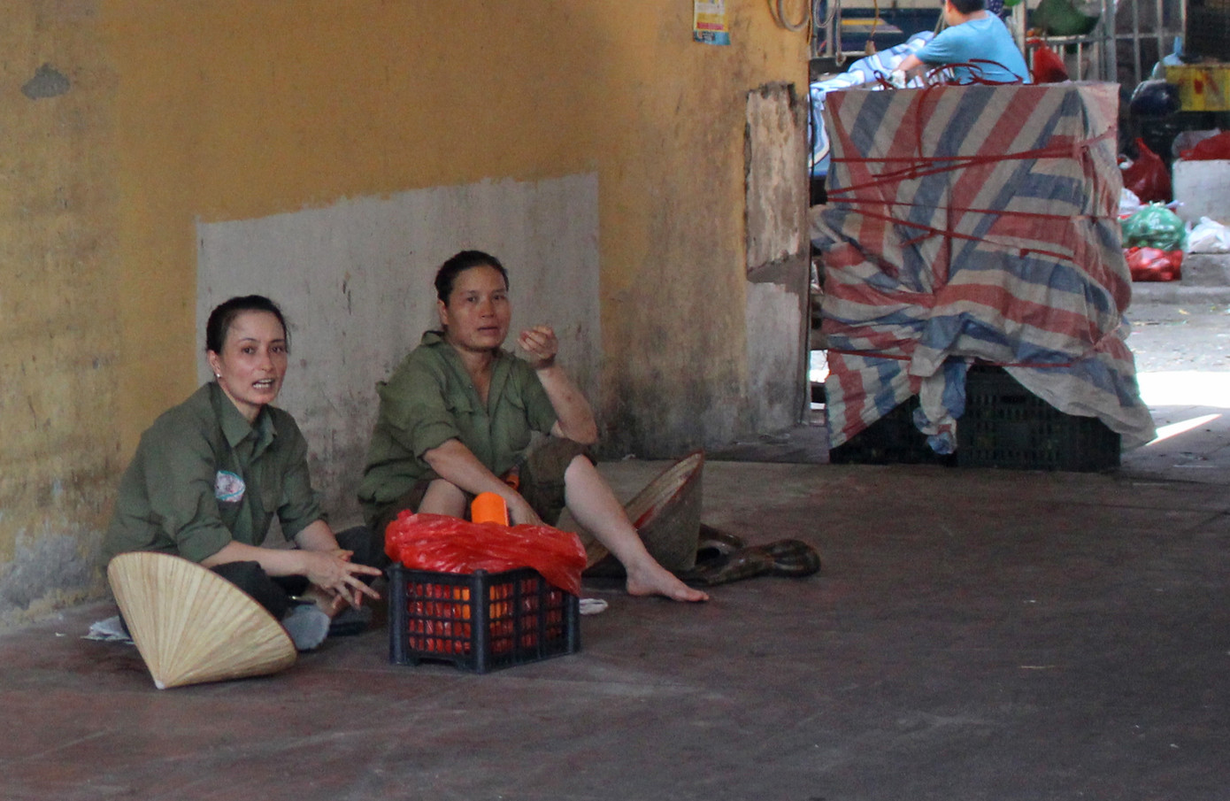 Muôn kiểu chống chọi nắng nóng như 'đổ lửa' của người lao động Hà Nội ảnh 14