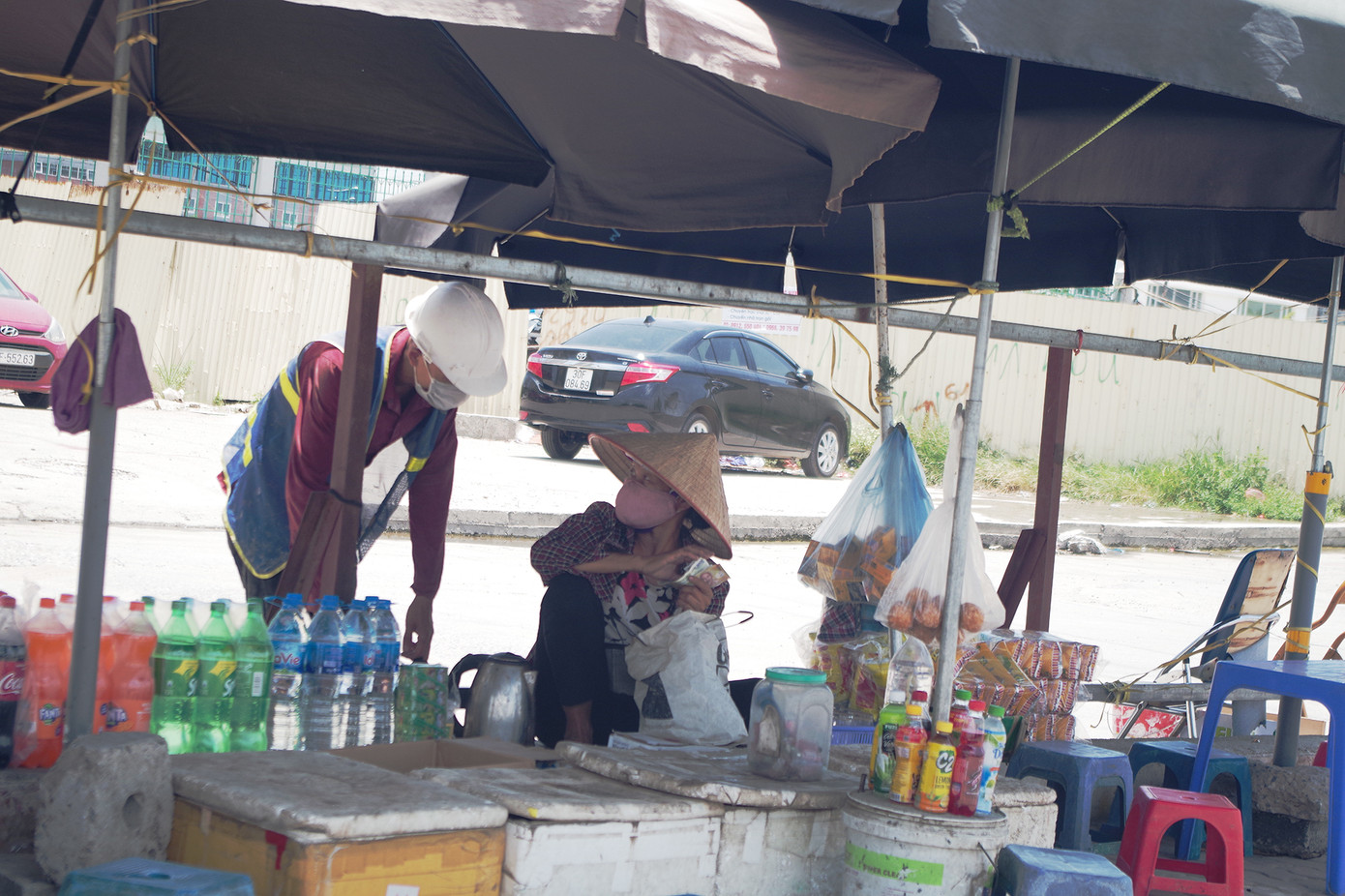 Muôn kiểu chống chọi nắng nóng như 'đổ lửa' của người lao động Hà Nội ảnh 4