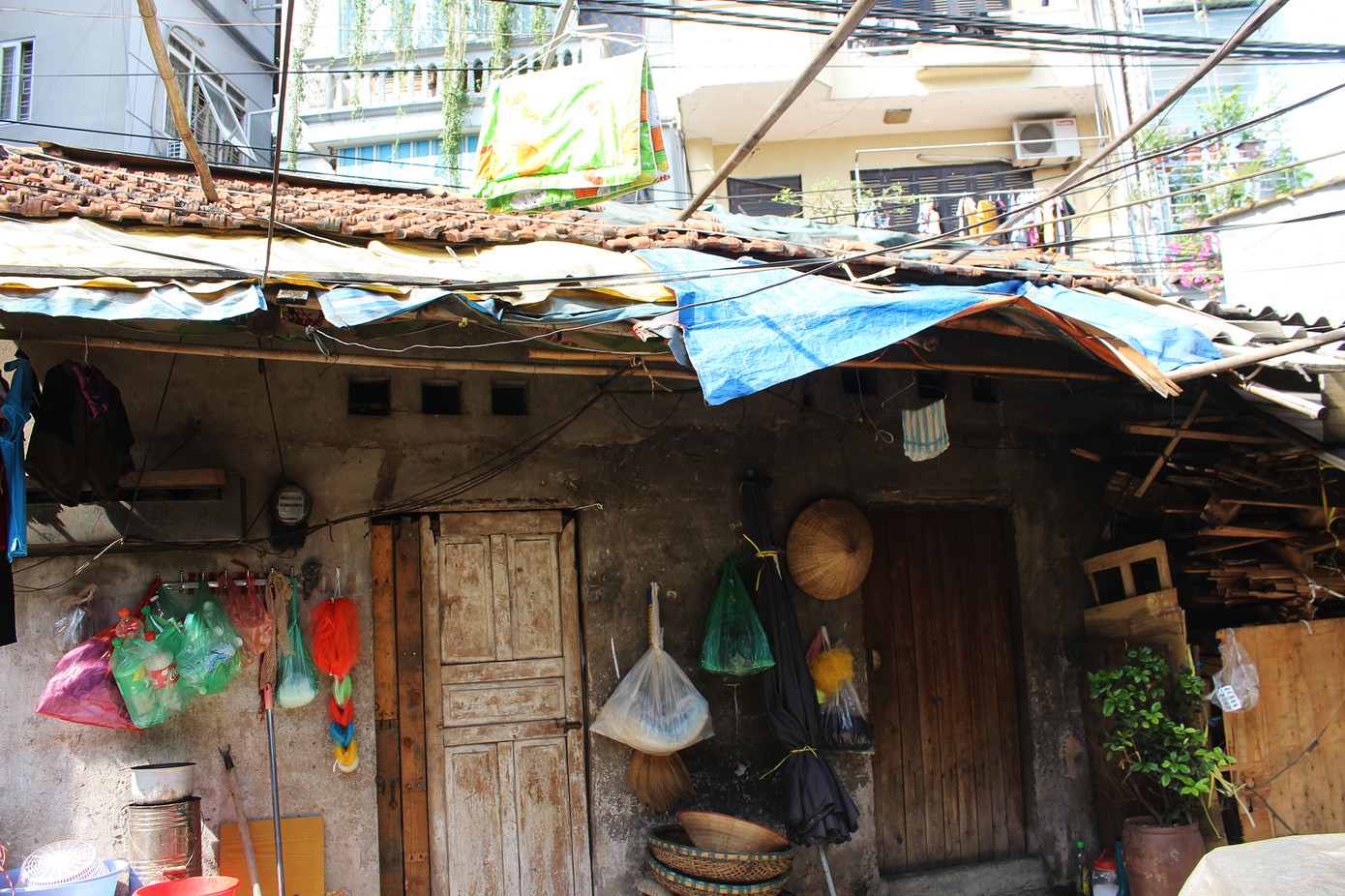 Muôn kiểu chống chọi nắng nóng như 'đổ lửa' của người lao động Hà Nội ảnh 22