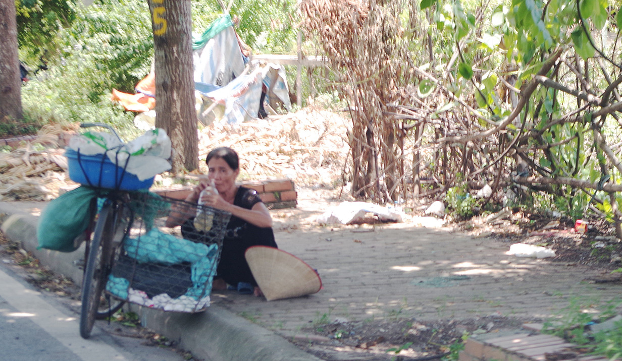 Muôn kiểu chống chọi nắng nóng như 'đổ lửa' của người lao động Hà Nội ảnh 1