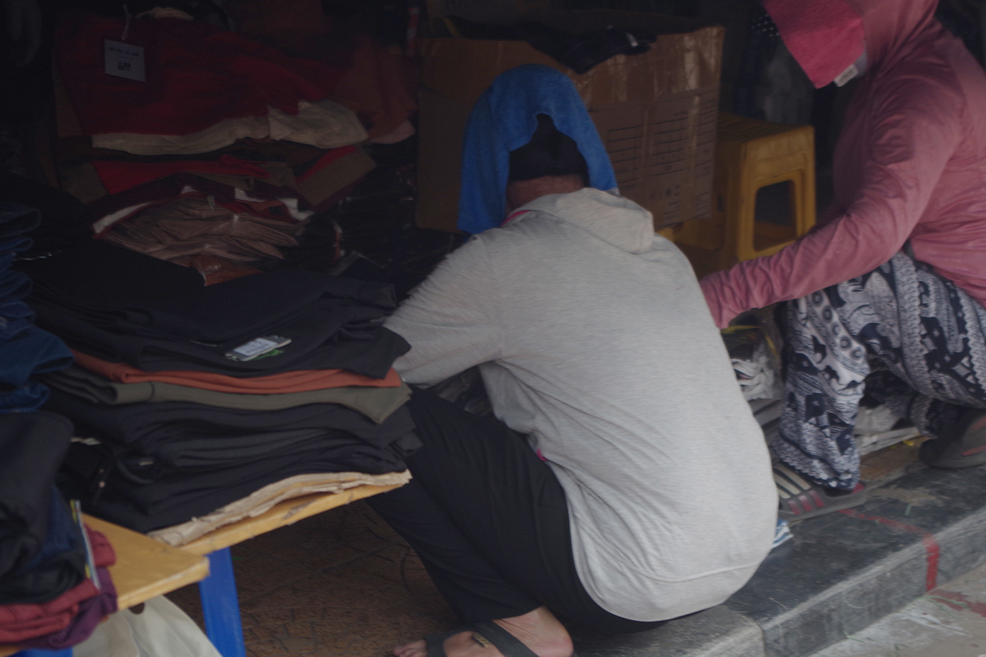 Muôn kiểu chống chọi nắng nóng như 'đổ lửa' của người lao động Hà Nội ảnh 16