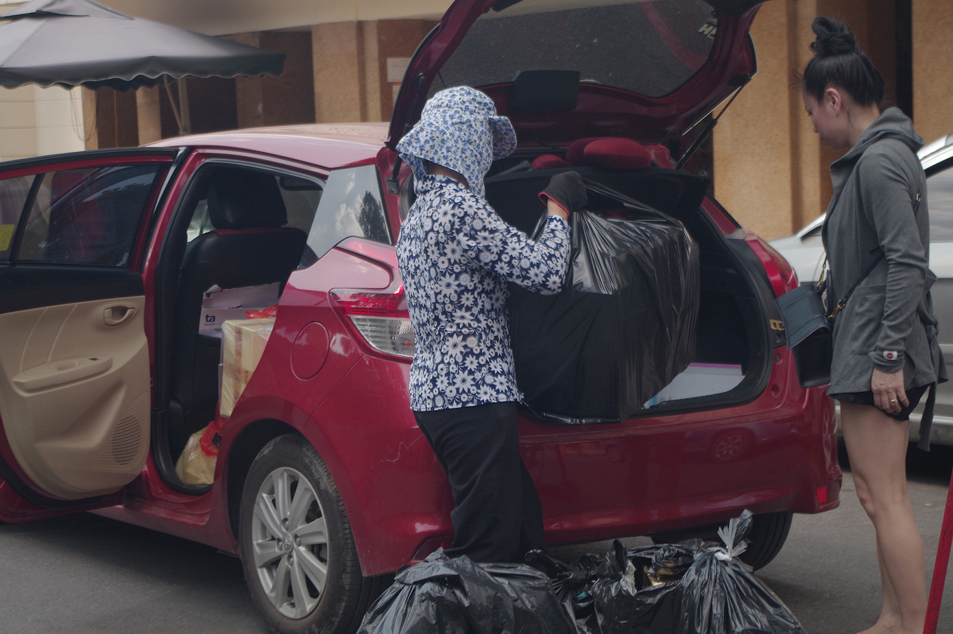 Muôn kiểu chống chọi nắng nóng như 'đổ lửa' của người lao động Hà Nội ảnh 17