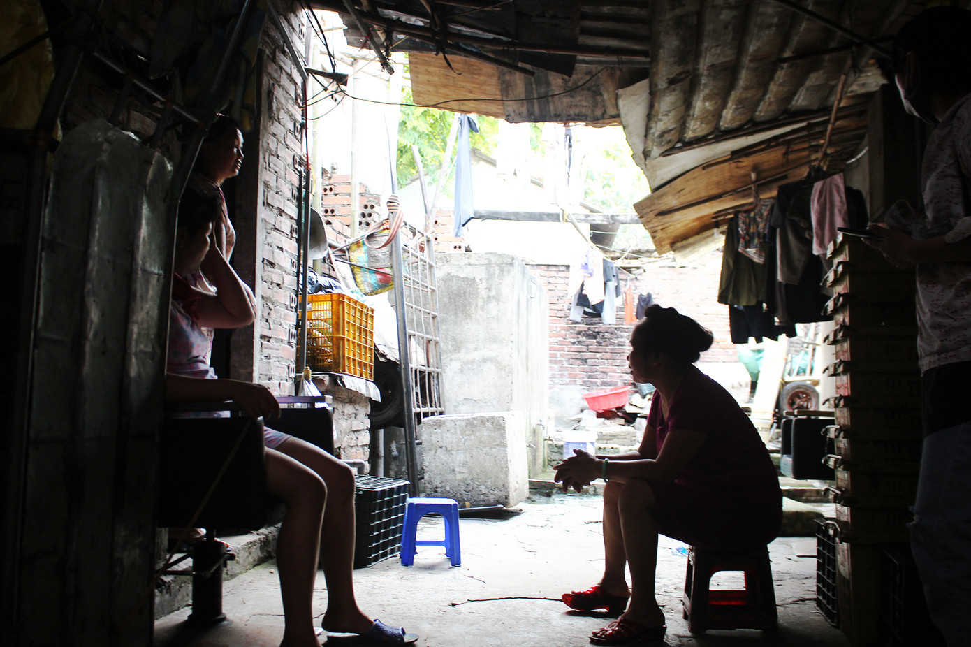 Muôn kiểu chống chọi nắng nóng như 'đổ lửa' của người lao động Hà Nội ảnh 23