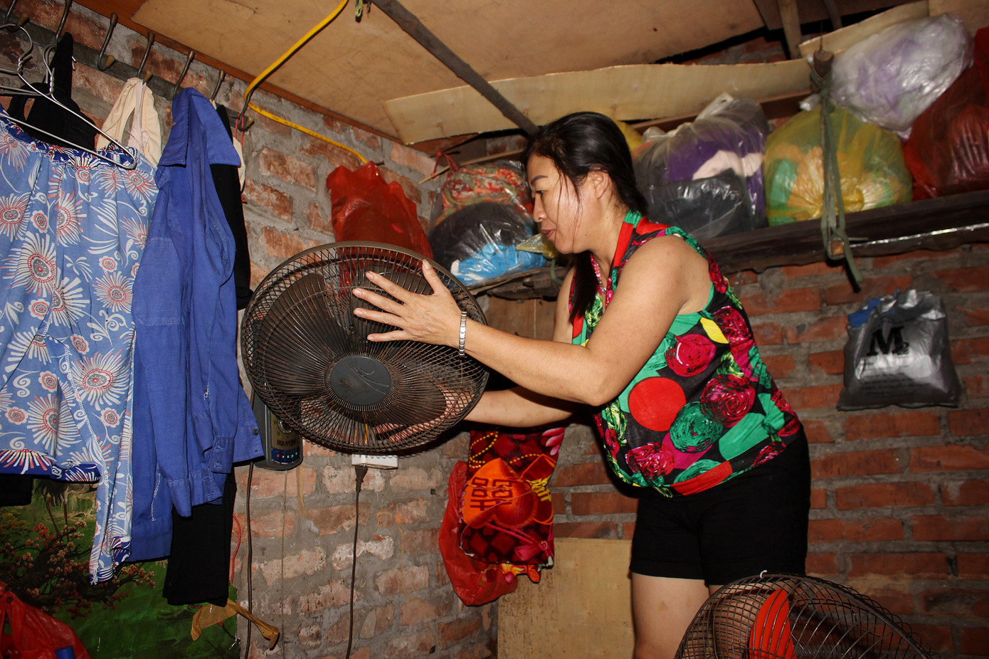 Muôn kiểu chống chọi nắng nóng như 'đổ lửa' của người lao động Hà Nội ảnh 13