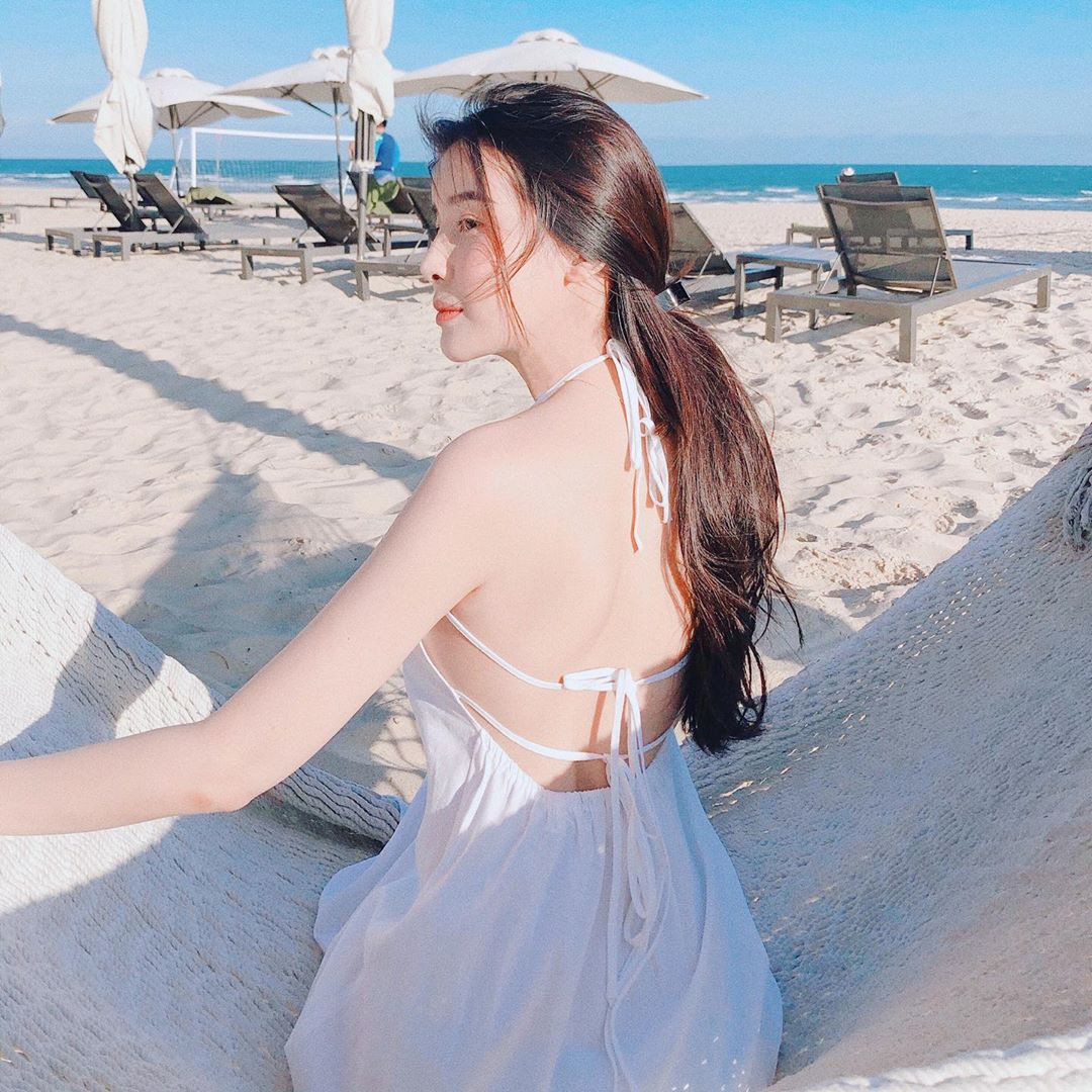 Cao Thái Hà khoe vòng 1 nóng bỏng với bikini sau ồn ào hút thuốc lá ảnh 7