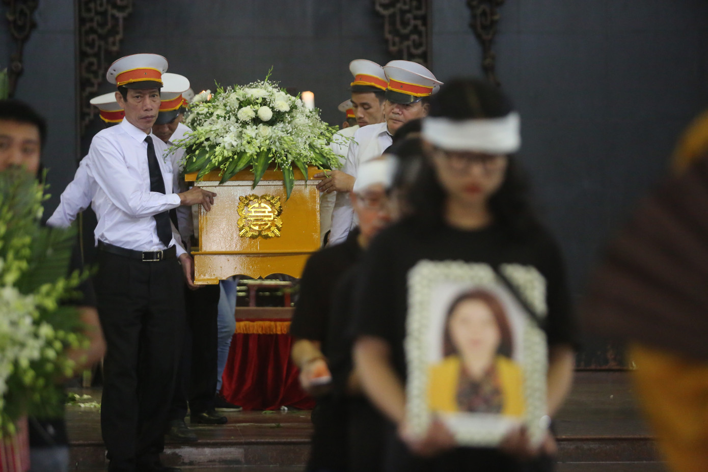 Đám tang phủ toàn hoa trắng của MC Thể thao Diệu Linh ảnh 19