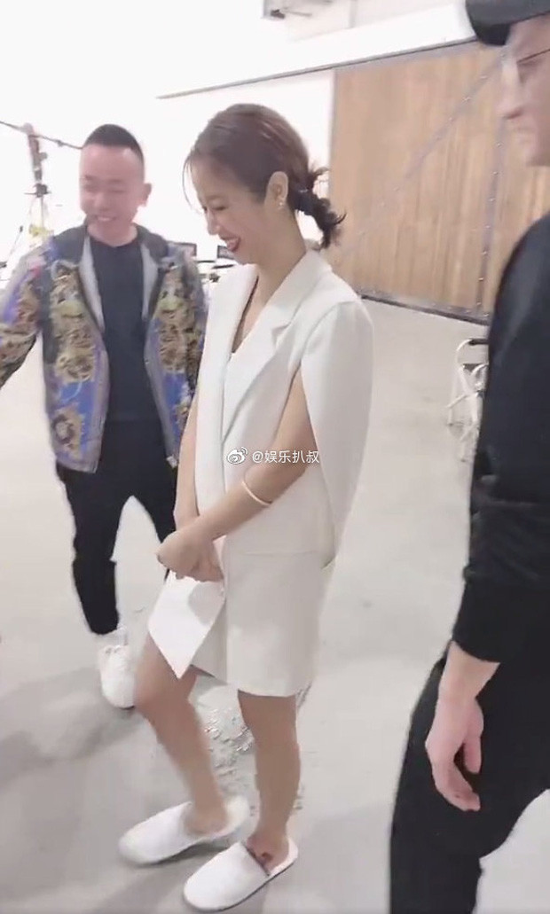 Showbiz 20/1: Lâm Tâm Như bị nghi mang bầu lần 2 ở tuổi 44 ảnh 1