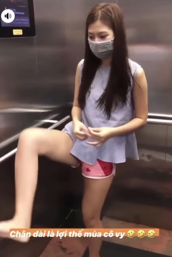 Người mẫu Chúng Huyền Thanh bị chỉ trích vì dùng chân bấm thang máy để 'chống dịch' ảnh 1
