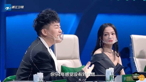 Showbiz 14/3: Đài truyền hình TQ bị phản ứng vì dùng khẩu trang trong suốt ảnh 1