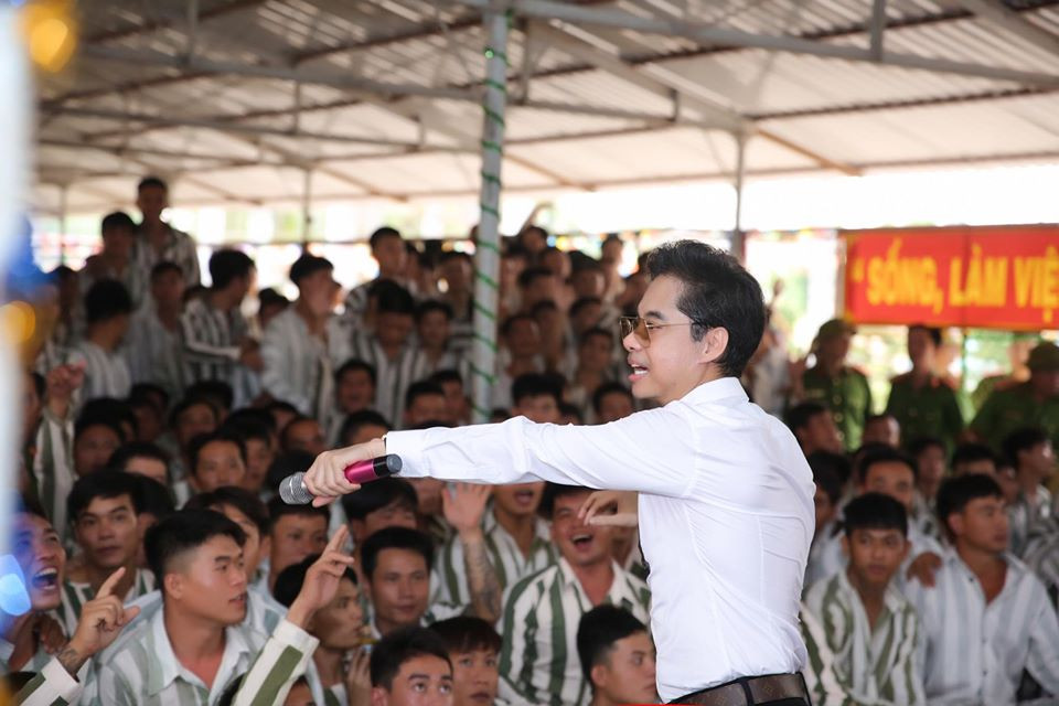 Ngọc Sơn đến trại giam hát dịp Tết ảnh 4