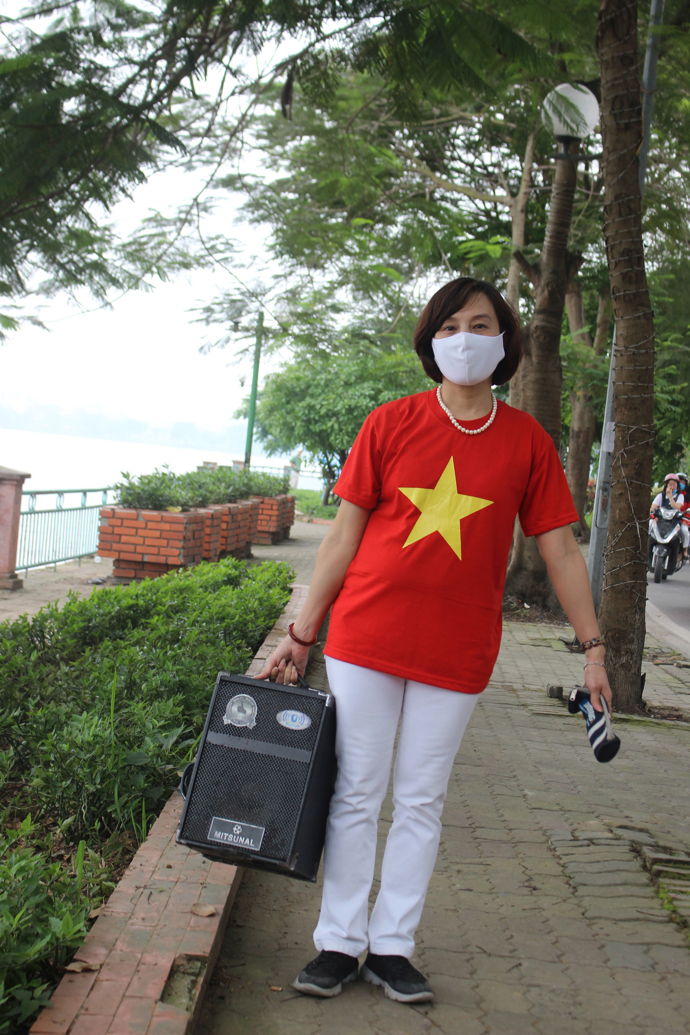 Nhiều điểm du lịch đóng cửa, người dân Hà Nội đổ ra các tuyến phố lớn dịp lễ 30/4 ảnh 14