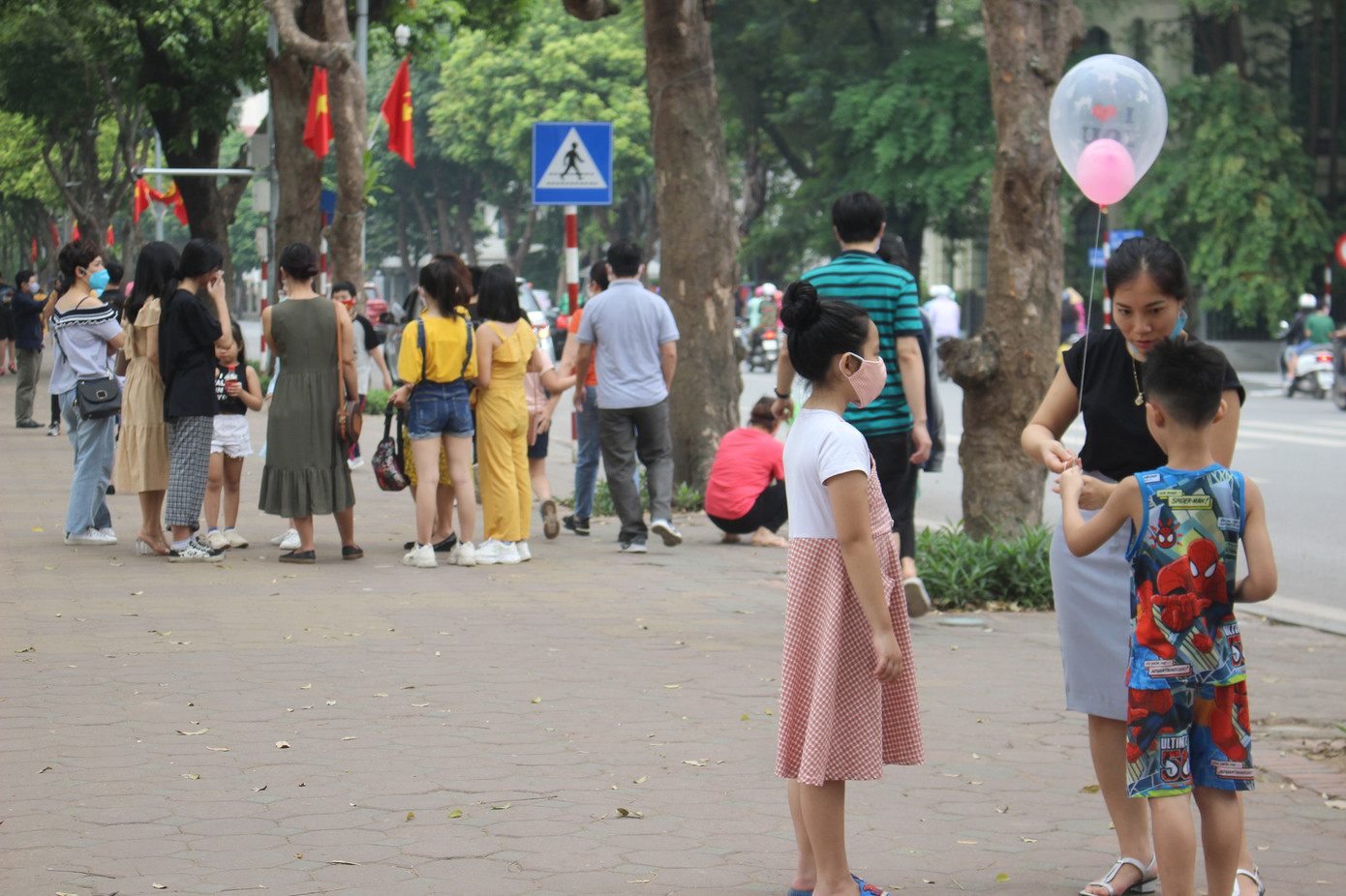 Nhiều điểm du lịch đóng cửa, người dân Hà Nội đổ ra các tuyến phố lớn dịp lễ 30/4 ảnh 9