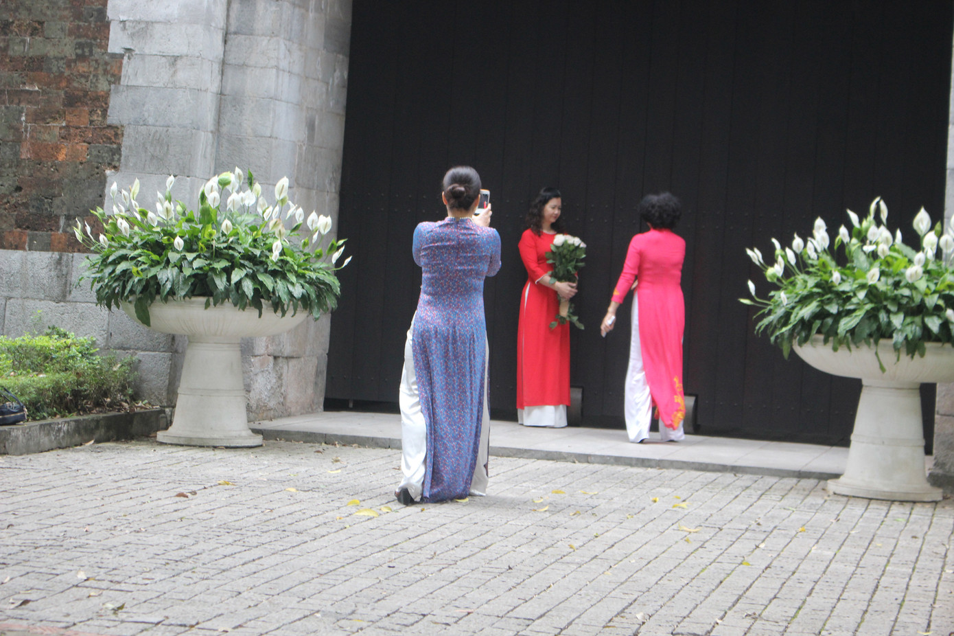 Nhiều điểm du lịch đóng cửa, người dân Hà Nội đổ ra các tuyến phố lớn dịp lễ 30/4 ảnh 7