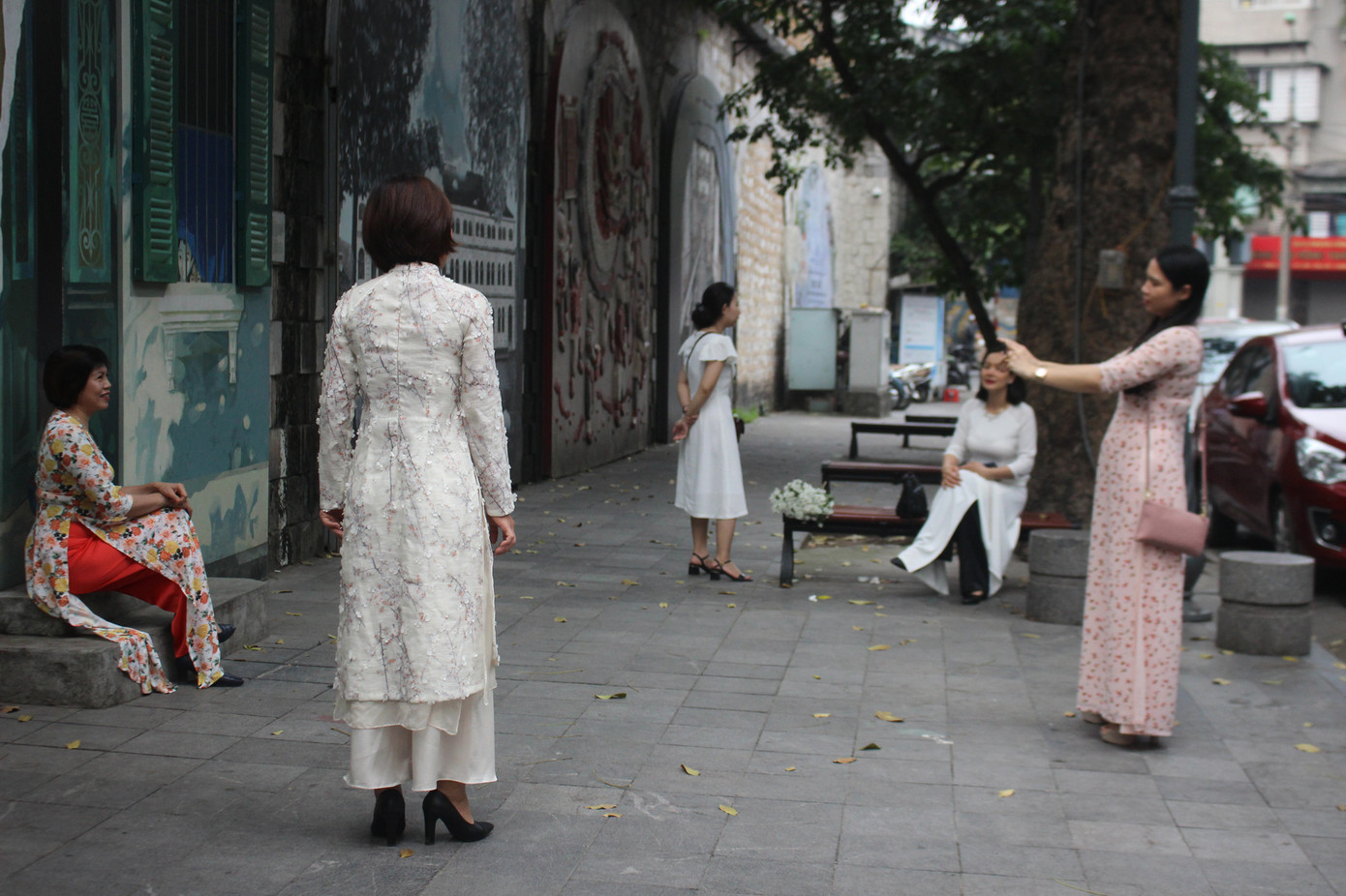 Nhiều điểm du lịch đóng cửa, người dân Hà Nội đổ ra các tuyến phố lớn dịp lễ 30/4 ảnh 8