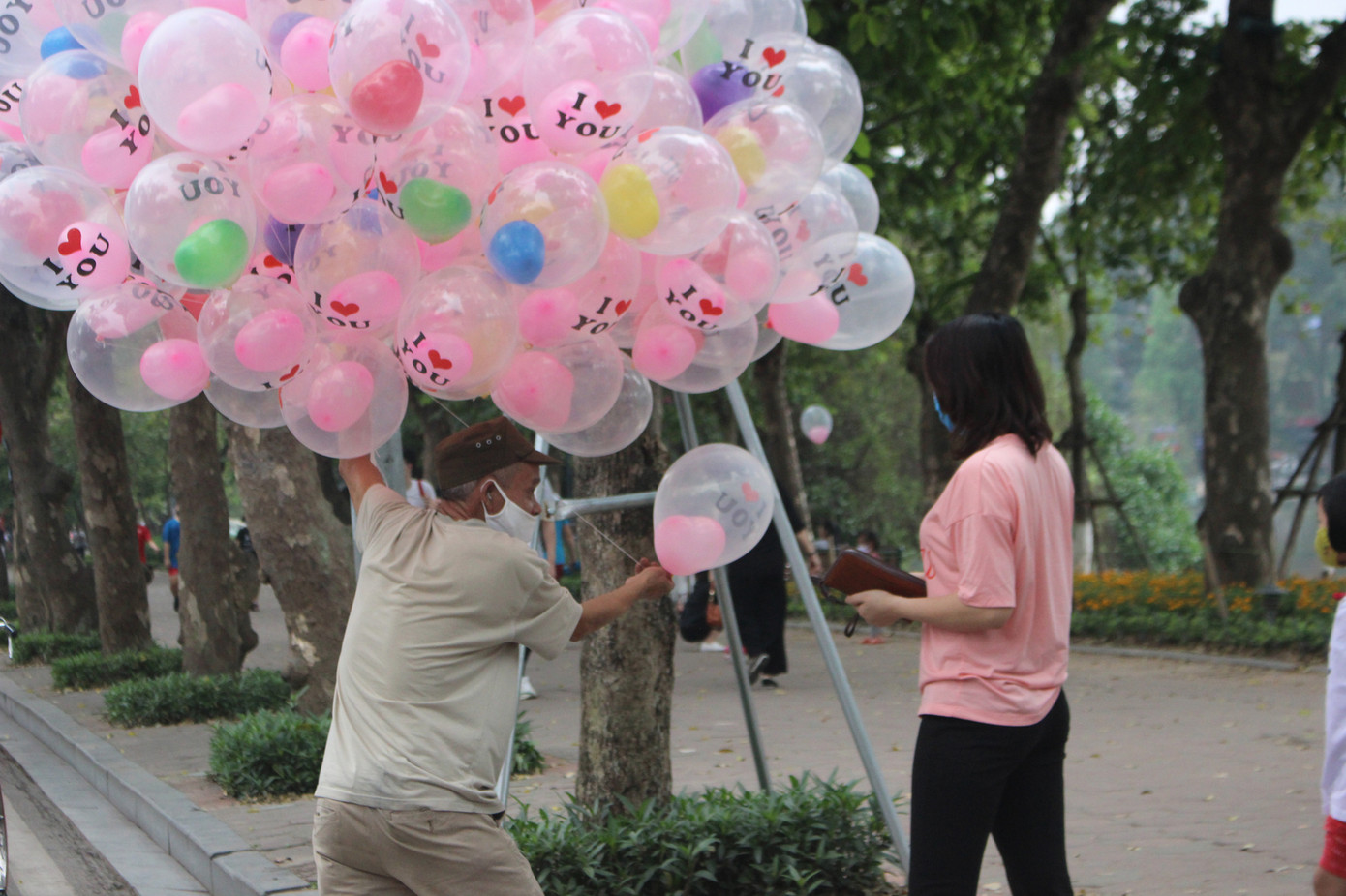 Nhiều điểm du lịch đóng cửa, người dân Hà Nội đổ ra các tuyến phố lớn dịp lễ 30/4 ảnh 12