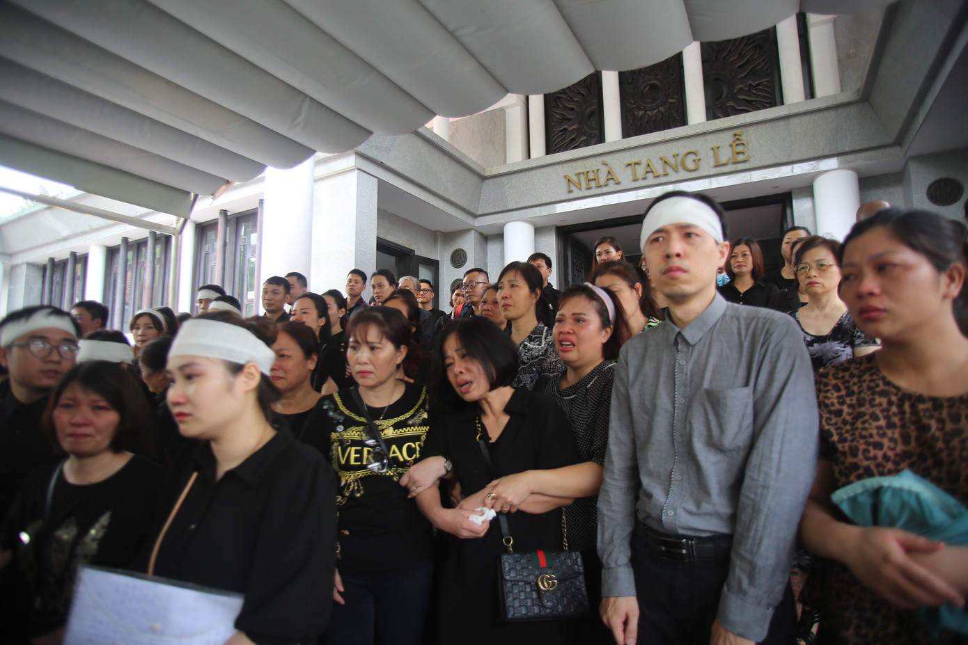 Đám tang phủ toàn hoa trắng của MC Thể thao Diệu Linh ảnh 18