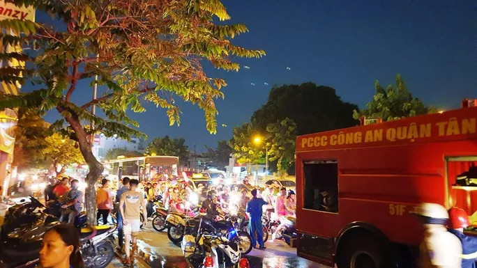 Video: Cận cảnh xe khách giường nằm bốc cháy ngùn ngụt trên đường ảnh 2