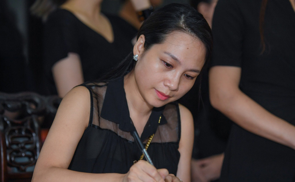 Đám tang phủ toàn hoa trắng của MC Thể thao Diệu Linh ảnh 13