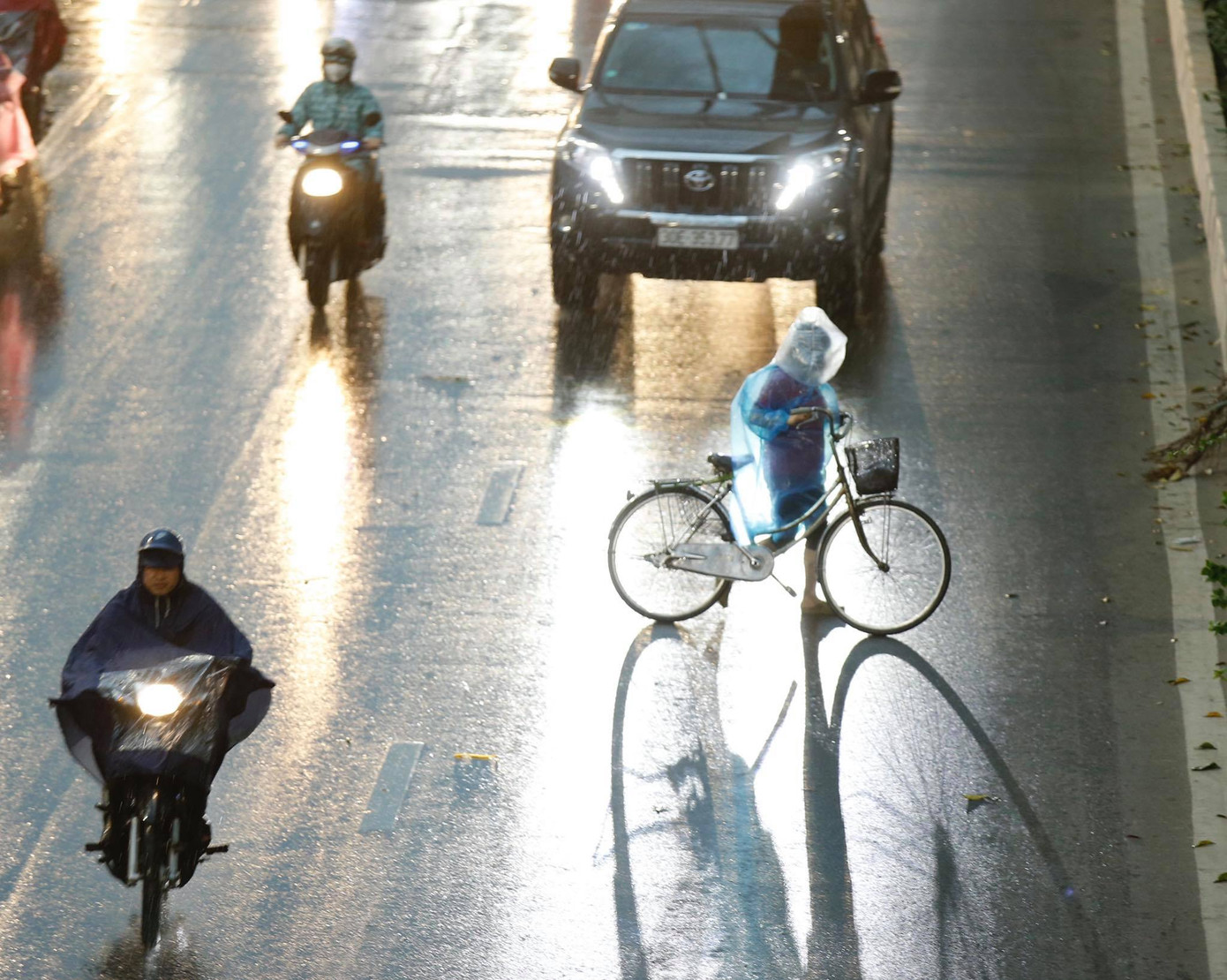 Trời Hà Nội nổi giông lốc mạnh giờ tan tầm ảnh 15