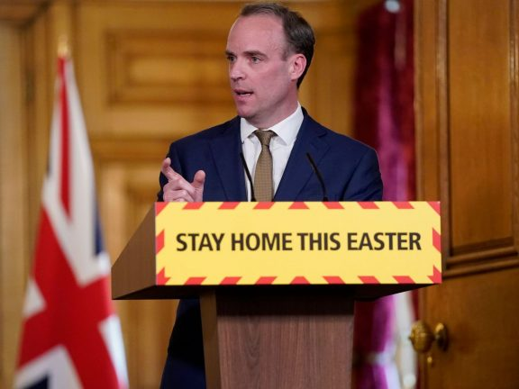 Anh có thể phải duy trì phong tỏa toàn quốc do COVID-19 đến tháng 6 ảnh 1