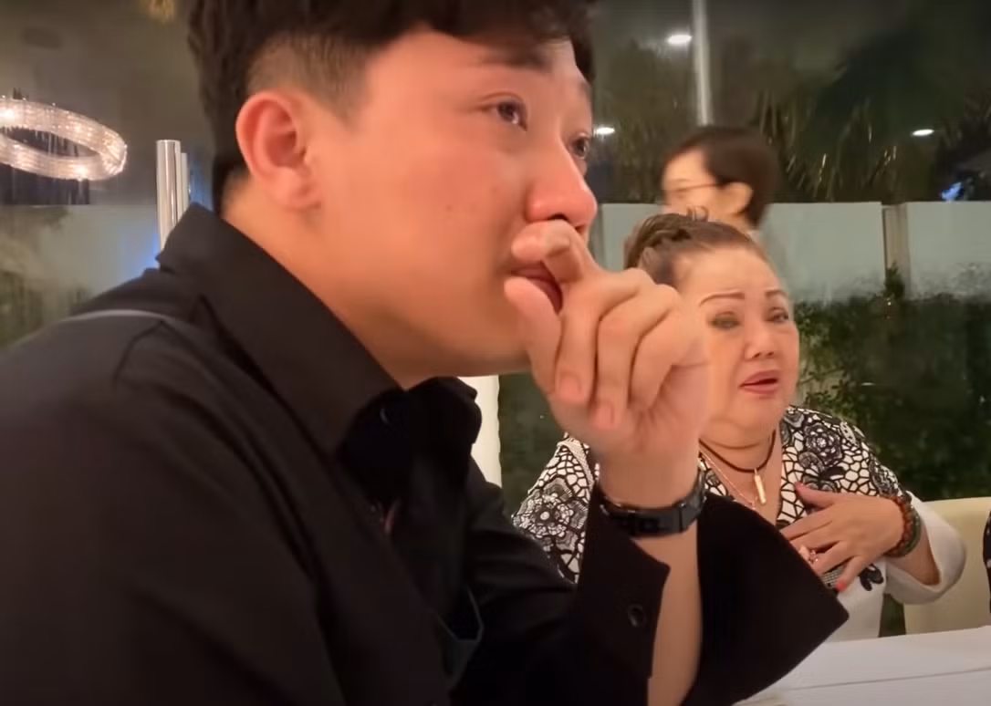 Trấn Thành khóc nức nở vì một câu nói của NSND Ngọc Giàu ảnh 1