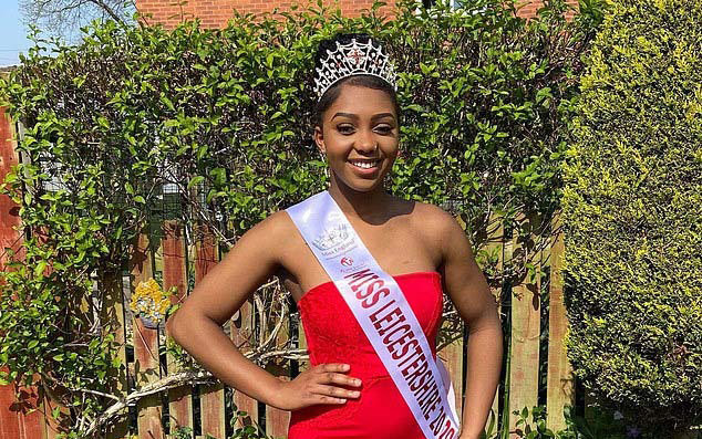 Showbiz 20/4: Nữ thợ máy đăng quang hoa hậu tại chính vườn nhà vì dịch COVID-19 ảnh 1