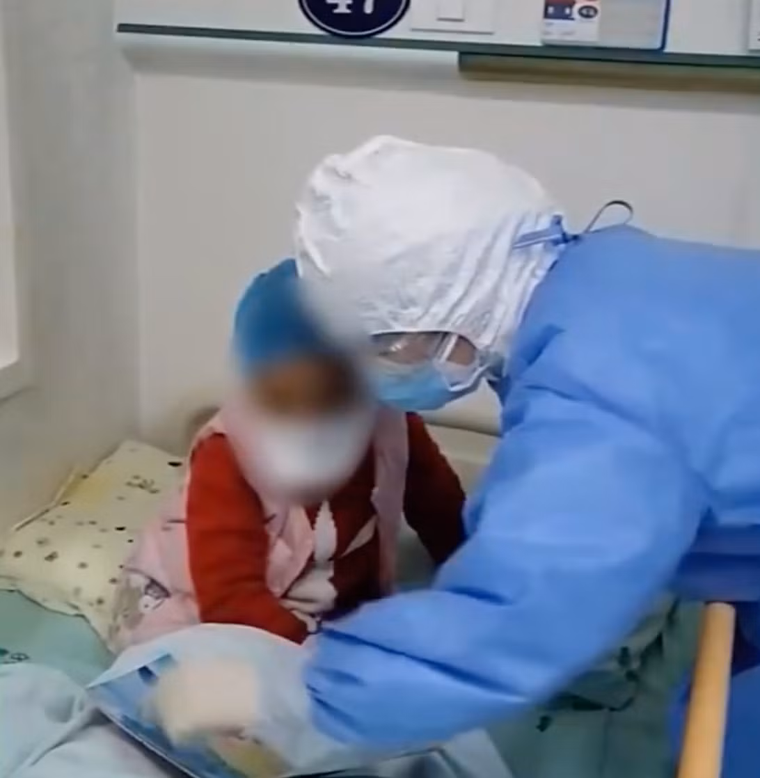 Video bé gái Hồ Bắc bị Covid-19 nhảy cảm ơn bác sĩ chăm sóc mình gây 'sốt' ảnh 1